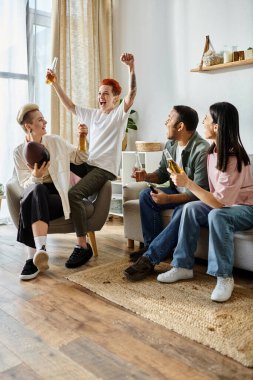 Çeşitli arkadaşlar ve sevecen lezbiyen çift sıcak bir oturma odasında kaliteli zaman geçiriyorlar..