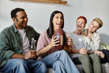 Çeşitli gruplar konforlu kanepenin üzerinde birlikte vakit geçirmeyi severler..