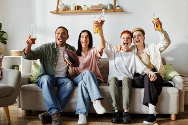 Çeşitli insanlar rahat bir kanepede birlikte vakit geçiriyorlar..