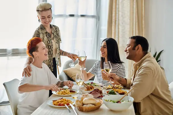 Çeşitli gruplar bir masada yemeğin tadını çıkarıyor..