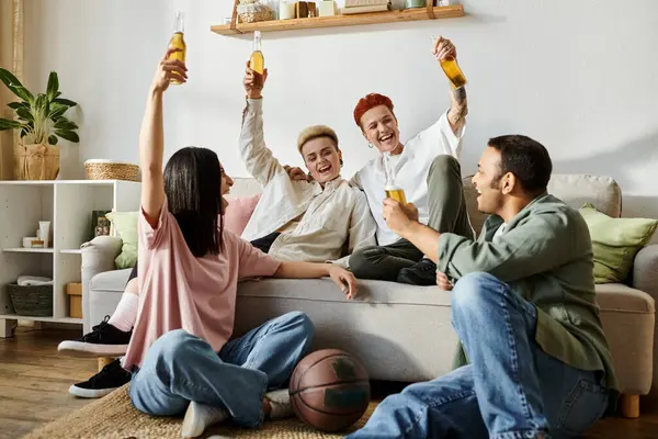 Sevgi dolu lezbiyen bir çift de dahil olmak üzere çeşitli arkadaş grupları rahat bir kanepede birbirlerine eşlik ediyorlar..