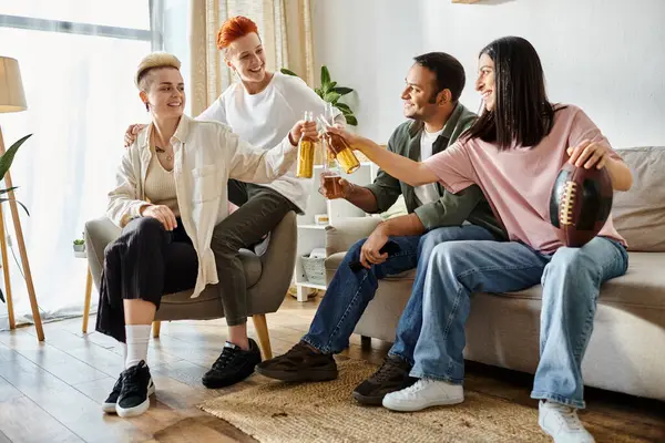 Sevgi dolu lezbiyen bir çift de dahil olmak üzere çeşitli arkadaşlar bir kanepede rahat bir şekilde uzanıyorlar..