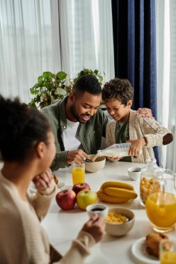 Afro-Amerikan ailesi bir masada birlikte yemek yiyor..