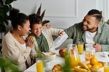 Afro-Amerikan ailesi masada yemek yiyor..