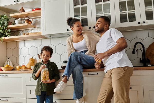 Афро-американская семейная связь на уютной кухне.