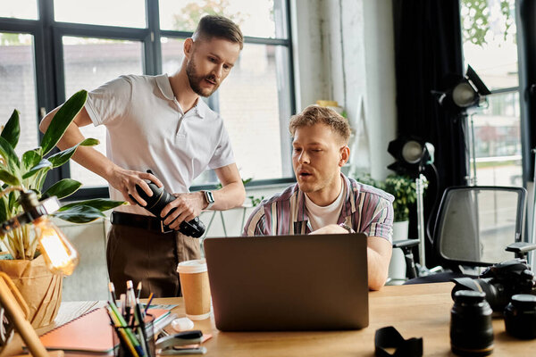 Два стильных человека занимаются работой с ноутбуками.