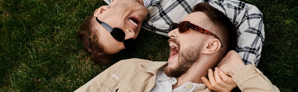 Двое любящих мужчин наслаждаются мирным моментом вместе, лежа на траве.