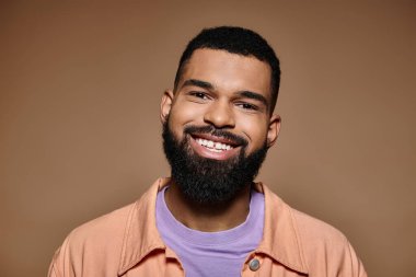 Kameraya gülümseyen sakallı şık bir Afrikalı Amerikalı..