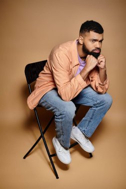 Sandalyedeki yakışıklı, düşünceli adam..