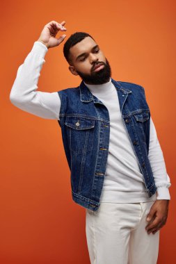 Kot yelekli Afro-Amerikan adam, canlı arka planda yayılıyor..