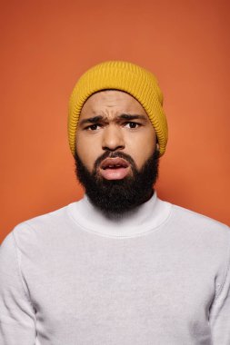 Sakallı şık Afrikalı Amerikalı adam sarı şapkalı poz veriyor..
