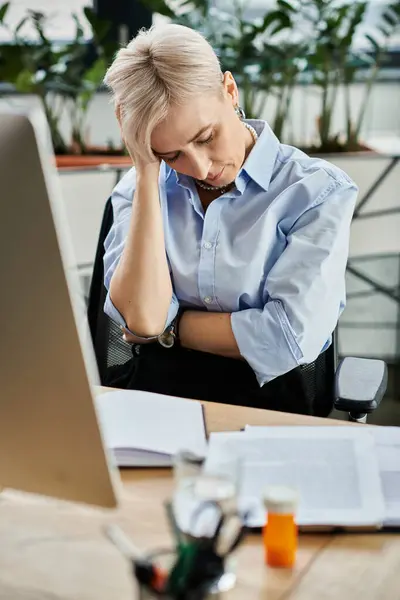 stock image A middle-aged businesswoman with short hair feeling unwell during menopause.