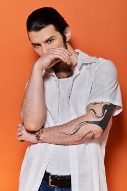 Moda kıyafetli yakışıklı adam kol dövmesi yaptırıyor..