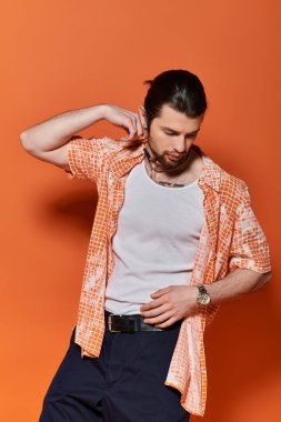 Sakallı, fotoğraf için poz veren modaya uygun beyaz bir adam..