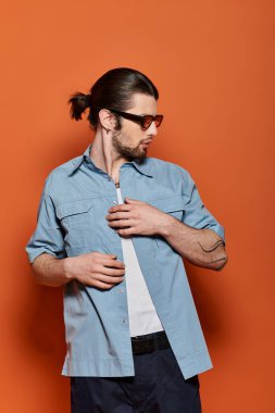 Boynuna şık bir kravat takmış modaya uygun beyaz bir adam..