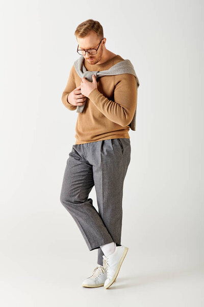 Красивый мужчина в коричневом свитере.