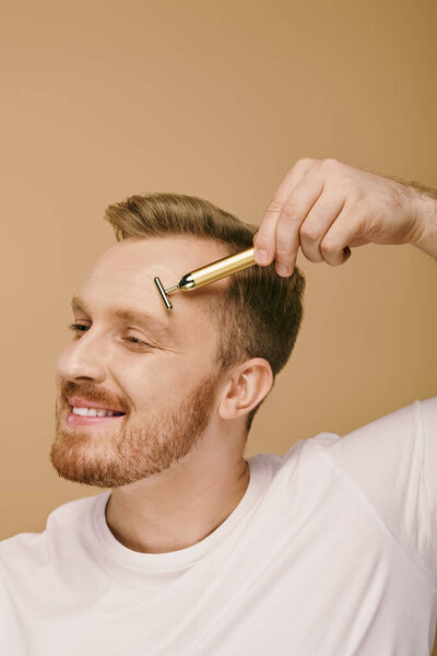 Homme Utilisant Rouleau Visage Concentrant Sur Style Précision — Photo