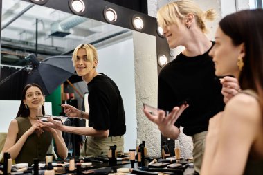 Neşeli kadın stilistle makyaj seansından zevk alıyor..