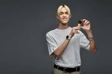 Sağ elinde fosforlu kalem tutan bir adam..