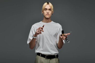 Elinde fosforlu kalem tutan yetenekli bir adam..