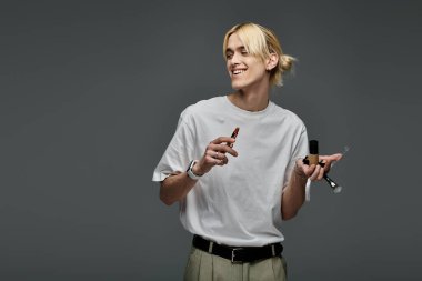 Elinde fosforlu kalem tutan sadık bir adam..