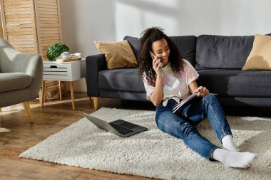 Kadın oturuyor, cep telefonuyla konuşuyor..