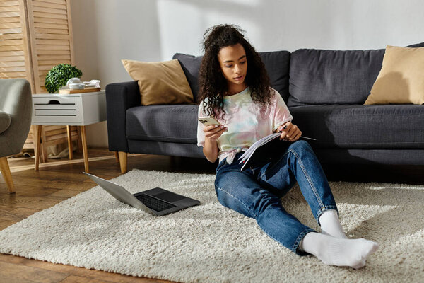 Молодая женщина, сидя на полу, уселась в телефон.