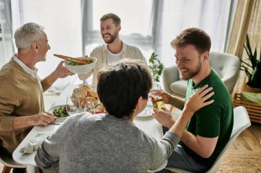 Eşcinsel bir çift, aileleriyle yemek yemekten hoşlanır..