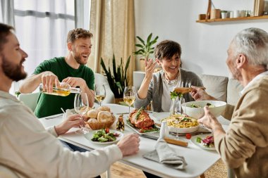 Eşcinsel bir çift aileleriyle yemek yemekten hoşlanır..