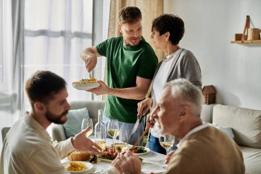 Eşcinsel bir çift ailesiyle yemek yer..