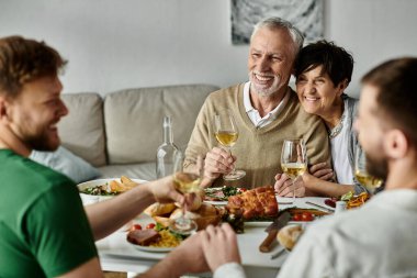 Eşcinsel bir çift sıcak ve sevgi dolu bir anı paylaşarak aileleriyle yemek yemekten zevk alır..