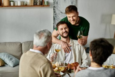 Eşcinsel bir çift, eşlerini bir akşam yemeğinde aileleriyle tanıştırır..