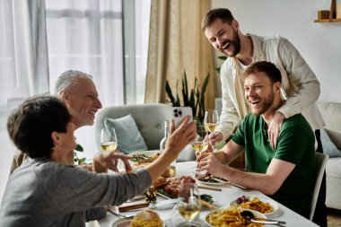 Eşcinsel bir çift aileleriyle yemek yemekten zevk alır. Sıcak bir masada güler ve şarap paylaşırlar..