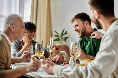 Eşcinsel bir çift evde ailesiyle yemek yiyor..