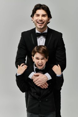 Bir baba ve oğul resmi olarak bir kahkaha ve şefkat anı paylaşırlar..