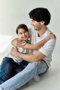 Bir baba ve oğul kucaklaşır, birlikte mutlu bir an paylaşırlar..