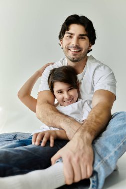 Bir baba ve oğul yakın ve sevgi dolu bir kucaklaşmayı paylaşır..