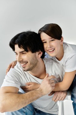 Bir baba ve oğlu neşe ve şefkat dolu bir anı paylaşıyor..