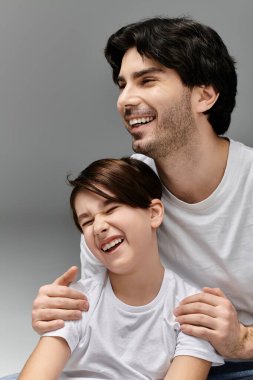 Bir baba ve oğul neşe içinde güler..