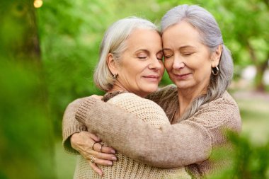 İki orta yaşlı kadın, yemyeşil bir ormanda, kamp yaparken sevgilerini ve ilişkilerini sergilerler..