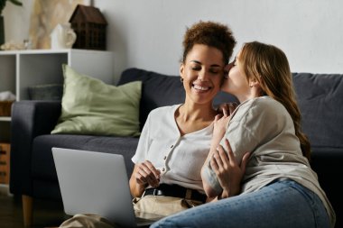 Lezbiyen bir çift oturma odasında yerde sarılıyor..