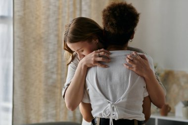 Lezbiyen bir çift evlerinde kucaklaşıyor..