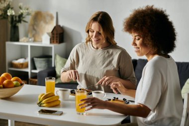 Lezbiyen bir çift evde rahat bir kahvaltı yapıyor..