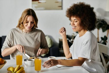 Evde kahvaltıdan zevk alan iki kadın..