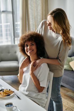 Lezbiyen bir çift kahvaltı ederken evde sevgi dolu bir anı paylaşıyor..