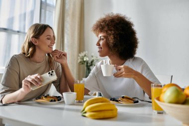 Çeşitli lezbiyen çiftler evlerinde rahat bir sabah geçiriyorlar..