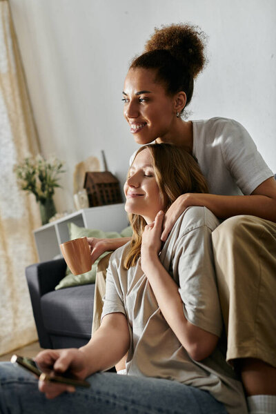 Лесбийская пара расслабляется дома, наслаждаясь компанией друг друга.