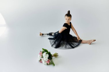 Protez bacaklı genç bir kız jimnastik stüdyosunda bacaklarını ayırıyor..