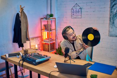 Stüdyosunda Asyalı bir adam podcast yapıyor..