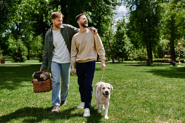 Счастливая бородатая гей-пара прогуливается по зеленому парку со своим лабрадором-ретривером.